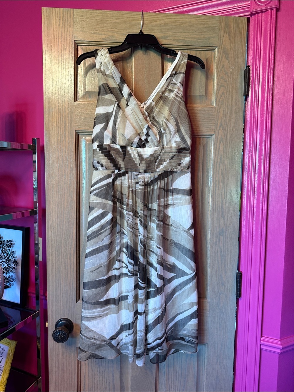 Banana republic v neck midi dress tan and white size 4